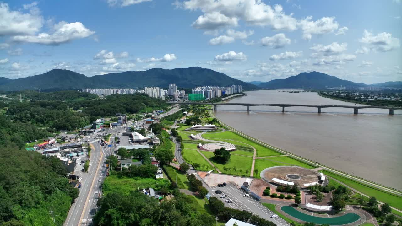 韩国京畿道南杨州市汉江附近的三培区汉江公园周围的市中心风景视频素材