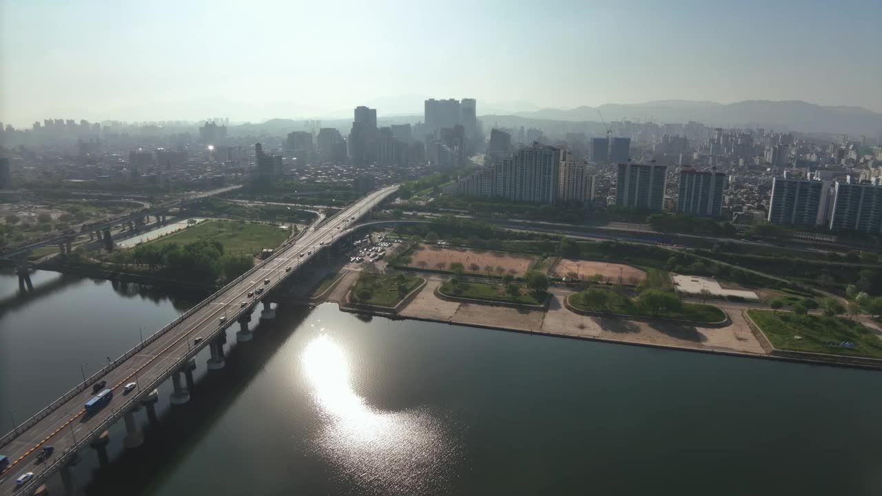 韩国首尔江东区和松坡区汉江和天河大桥周边的市中心风景视频素材