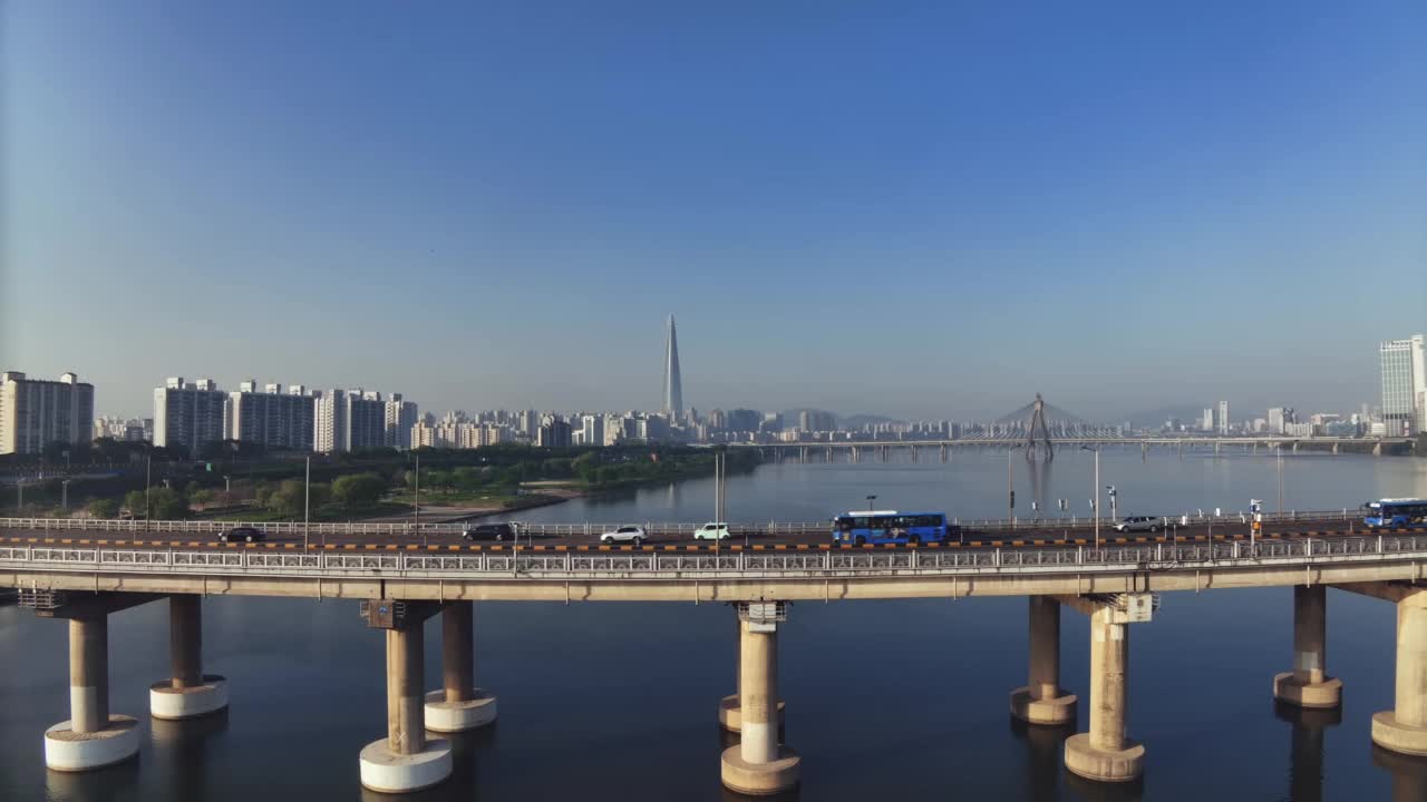 韩国首尔江东区、松坡区、广津区汉江和天河大桥周围的风景视频素材