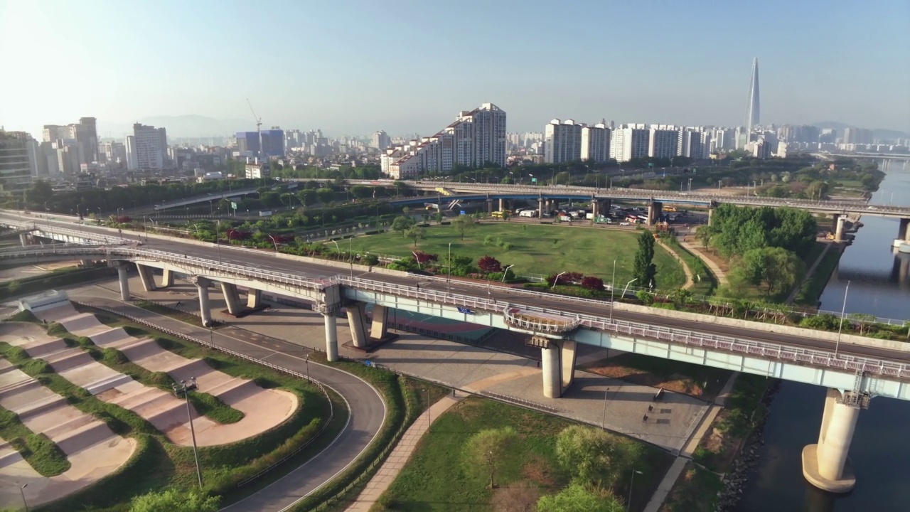 韩国首尔松坡区和江东区光精桥和光南路汉江公园周围的市中心风景视频素材