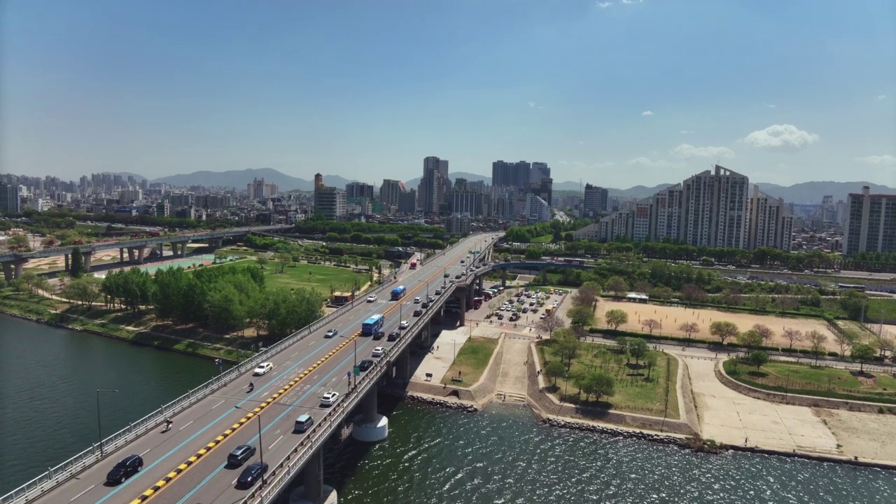 韩国首尔江东区和松坡区汉江和天河大桥周边的市中心风景视频素材