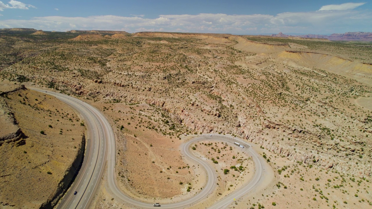 犹他州峡谷附近70号州际公路的鸟瞰图。西南沙漠道路交通视频素材