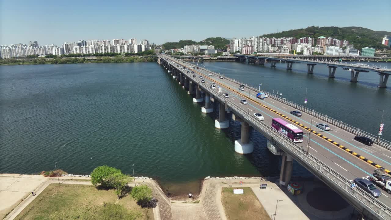 韩国首尔江东区和松坡区汉江和天河大桥周边的市中心风景视频素材