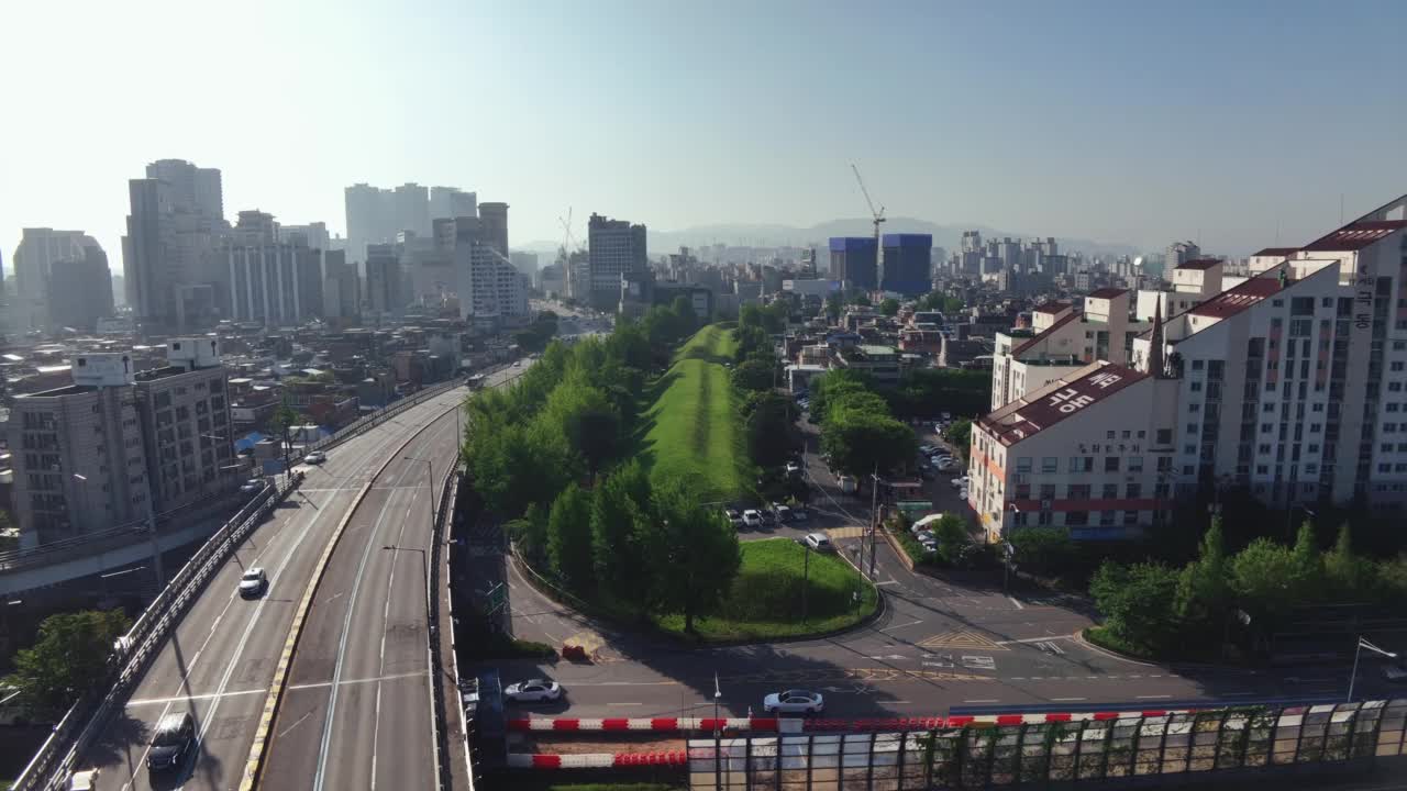 韩国首尔松坡区凤纳土城城池周边道路的市中心风景视频素材