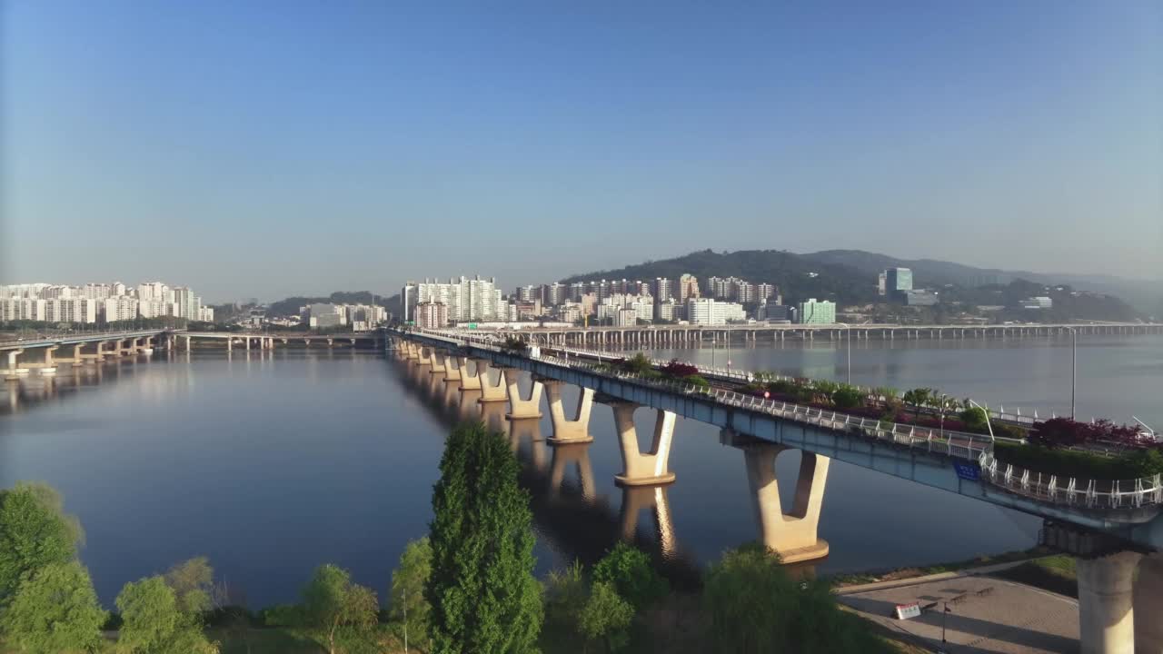 韩国首尔，光京桥和光南汉江公园附近的市中心风景/江东区和光津区视频素材