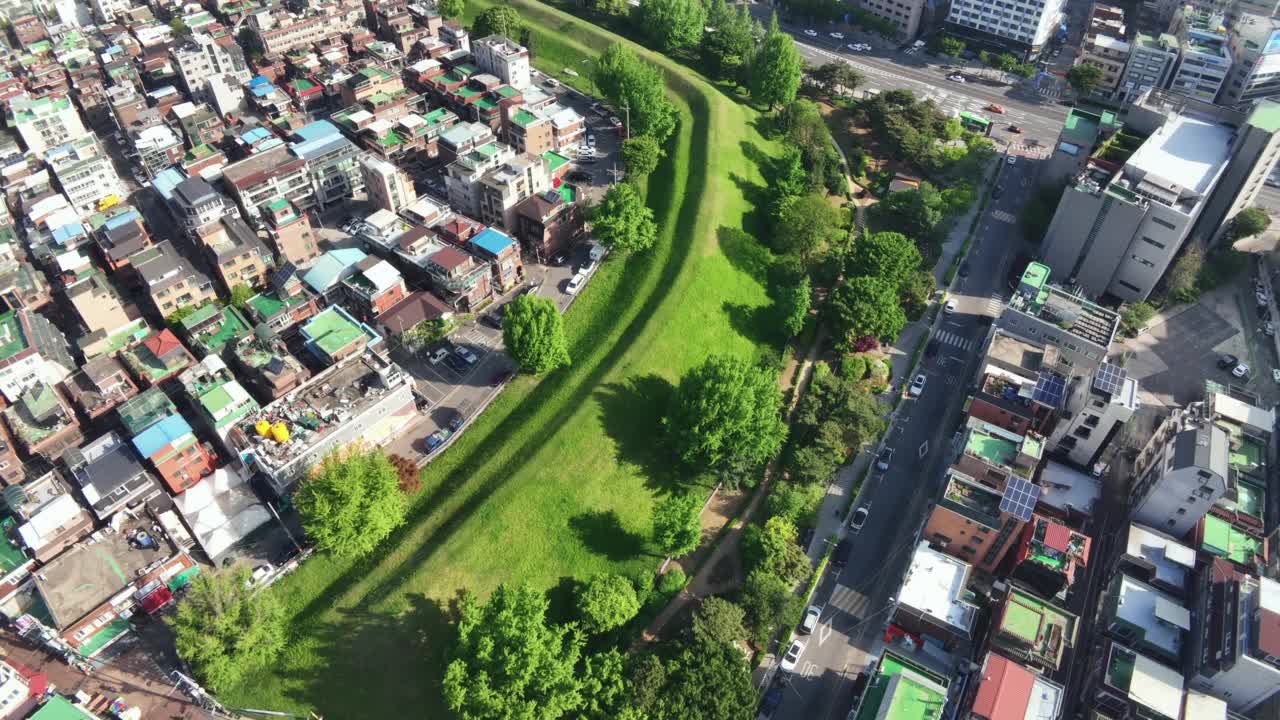 韩国首尔松坡区汉江和丰纳土城城池附近的市中心风景视频素材