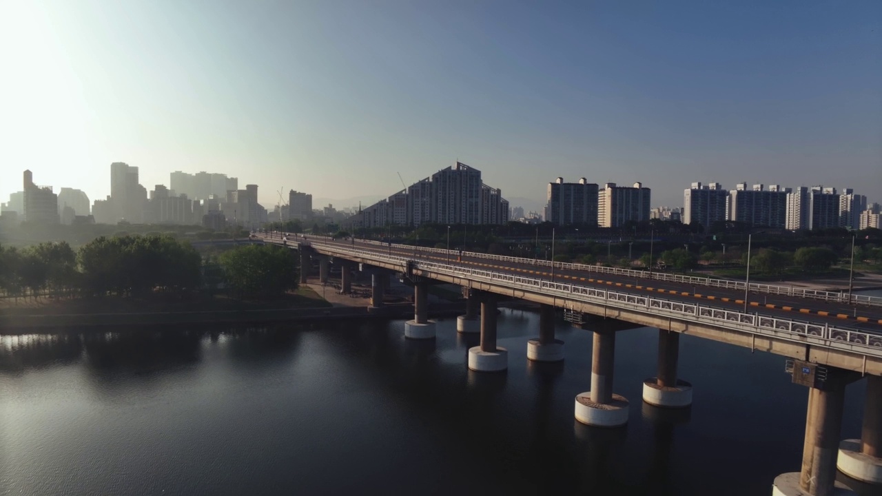 韩国首尔松坡区汉江和天河大桥周边的市中心风景视频素材