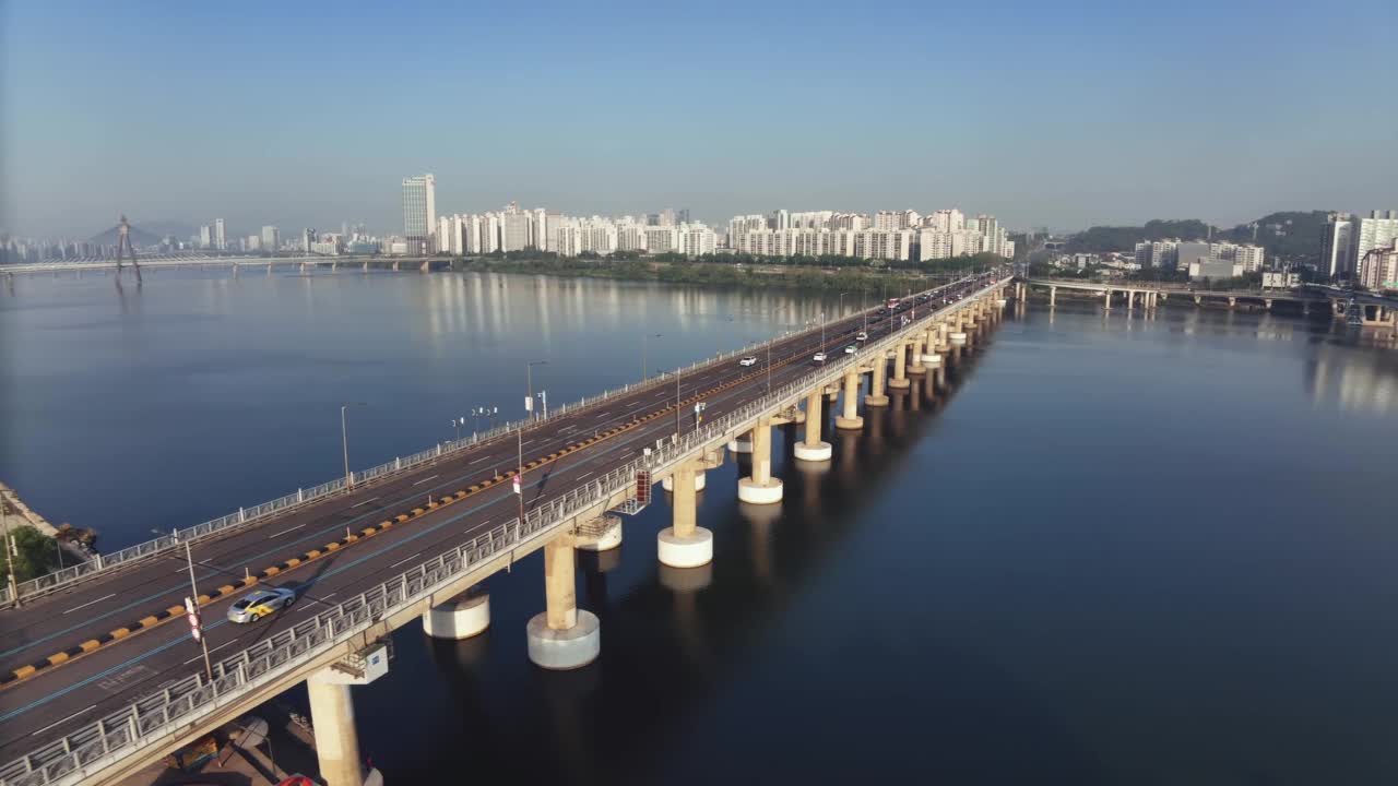 韩国首尔广津区汉江和天河大桥周边的市中心风景视频素材