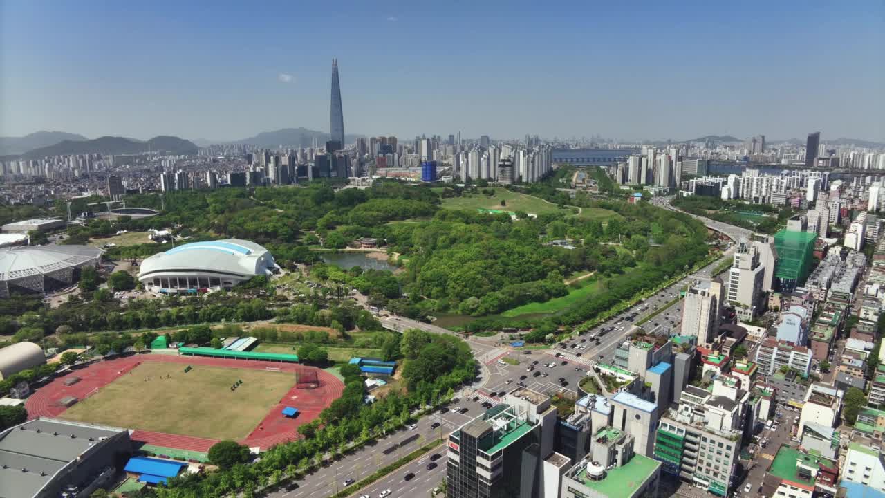 韩国首尔松坡区奥林匹克公园周围的风景视频素材