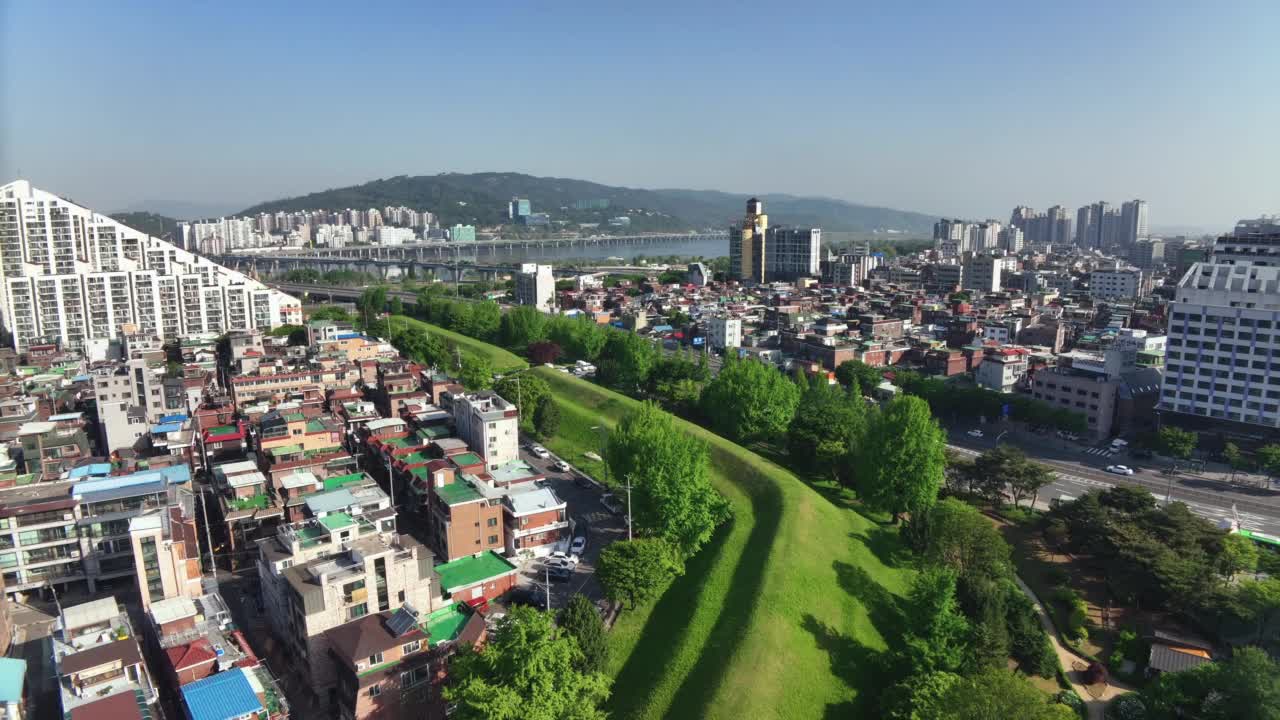 韩国首尔松坡区汉江和丰纳土城城池附近的市中心风景视频素材