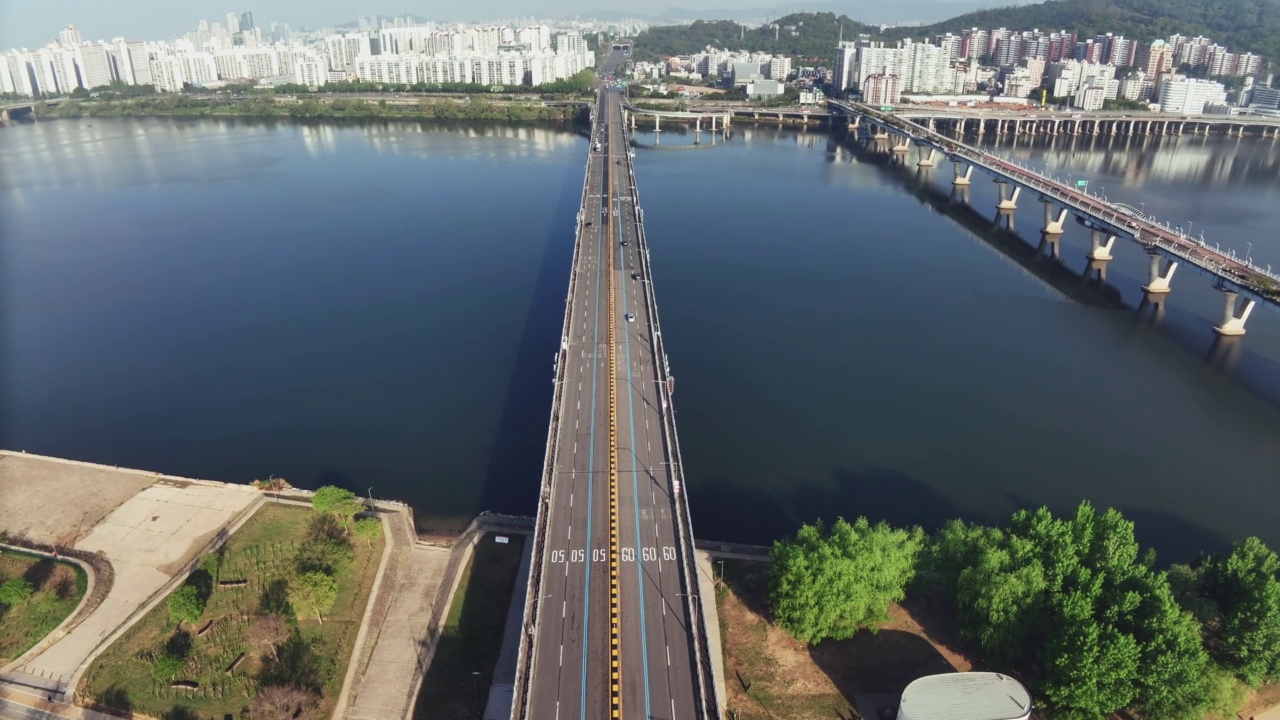 韩国首尔江东区和光津区汉江和天河大桥周边的市中心风景视频素材