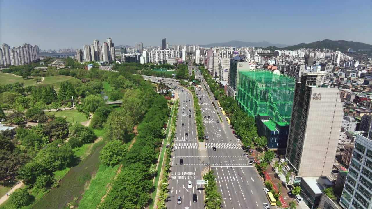 韩国首尔江东区汉江附近的市区风景视频素材