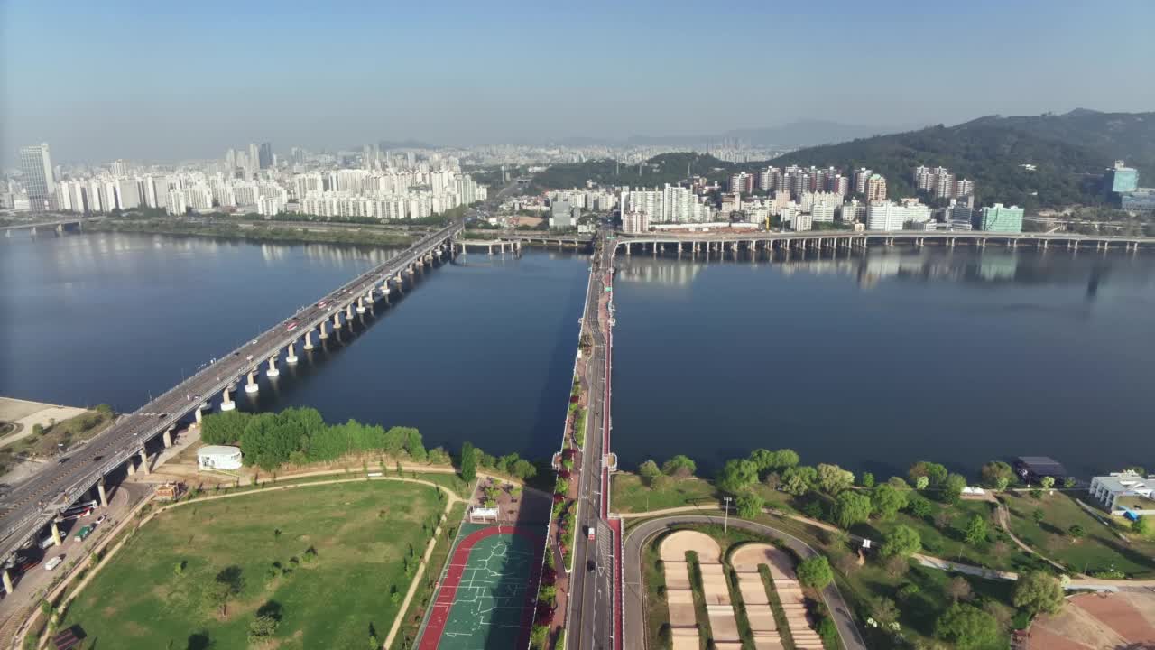 韩国首尔江东区、广津区汉江、光京桥、汉江公园周边的市中心风景视频素材