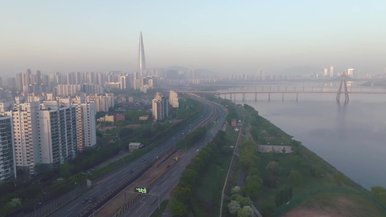 韩国首尔松坡区和江东区汉江和奥林匹克高速公路周边的市中心的日出风景视频素材