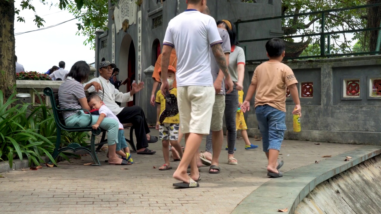 参观越南河内Ngoc Son寺庙的家庭视频素材