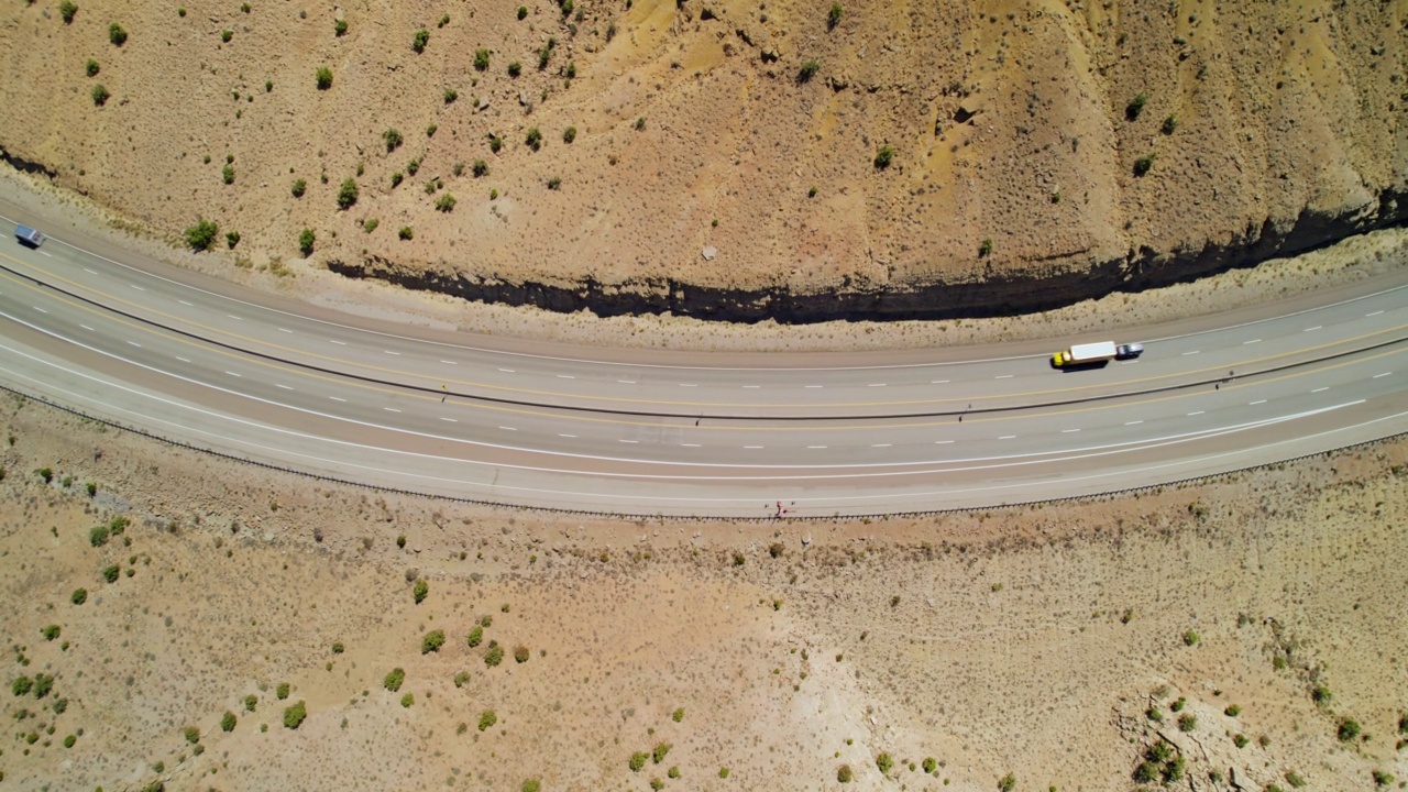 犹他州峡谷附近70号州际公路的鸟瞰图。西南沙漠道路交通视频素材