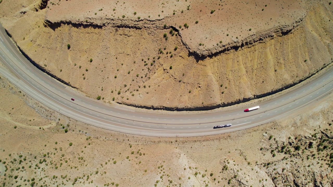 犹他州峡谷附近70号州际公路的鸟瞰图。西南沙漠道路交通视频素材