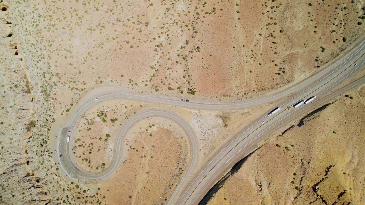 犹他州峡谷附近70号州际公路的鸟瞰图。西南沙漠道路交通视频素材