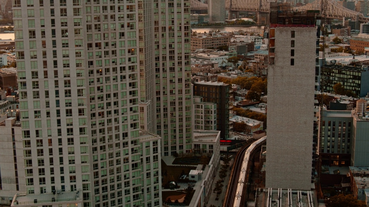 一辆高架地铁在皇后区长岛市的线路上行驶。航拍视频。视频素材