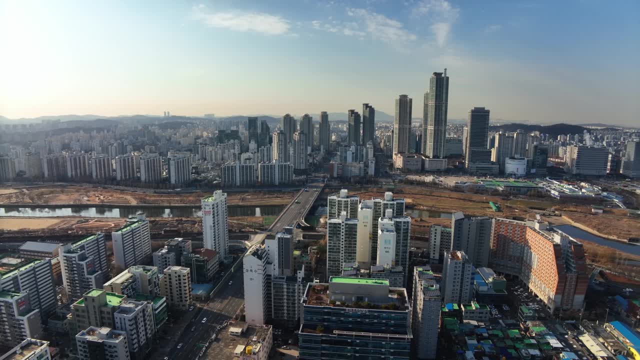 韩国首尔永登浦区和阳川区安阳川溪和现代海伯龙大厦周围的市中心视频素材