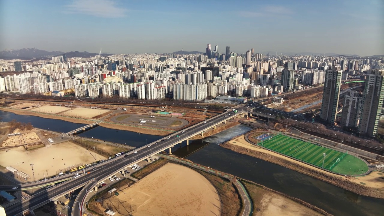 韩国首尔，永登浦区和九老区阳川区附近安阳川川和新井桥附近的公寓大楼和摩天大楼视频素材