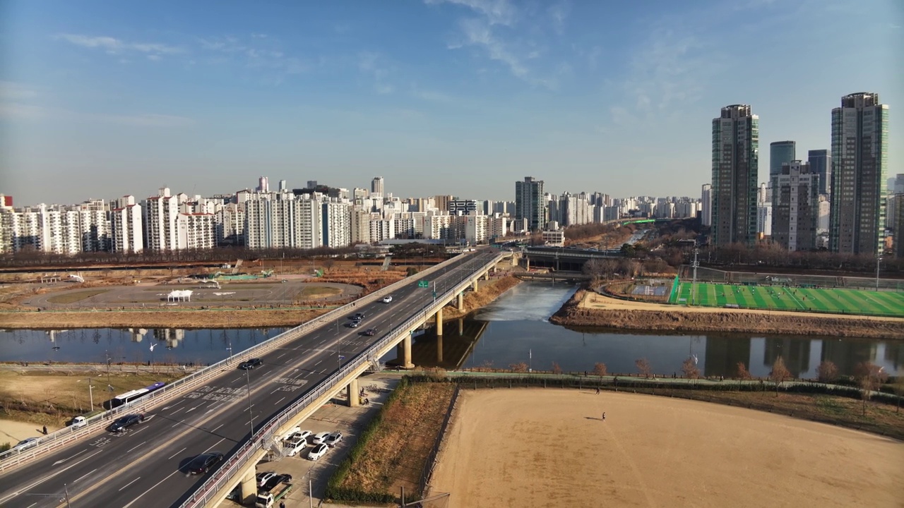 韩国首尔，永登浦区和九老区阳川区附近安阳川川和新井桥附近的公寓大楼和摩天大楼视频素材