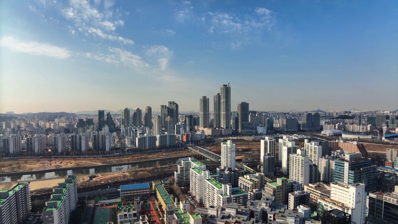 韩国首尔永登浦区和阳川区安阳川溪和现代海伯龙大厦周围的市中心视频素材