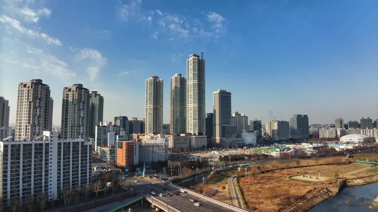 韩国首尔阳川区安阳川溪和现代海伯龙大厦周围的市中心和玉玉桥视频素材