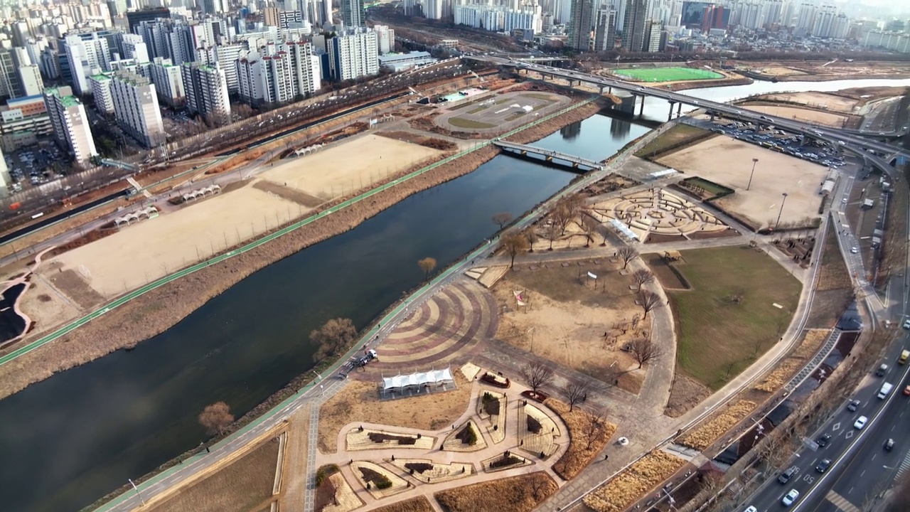 韩国首尔，永登浦区和九老区阳川区附近安阳川川和新井桥附近的公寓大楼和摩天大楼视频素材