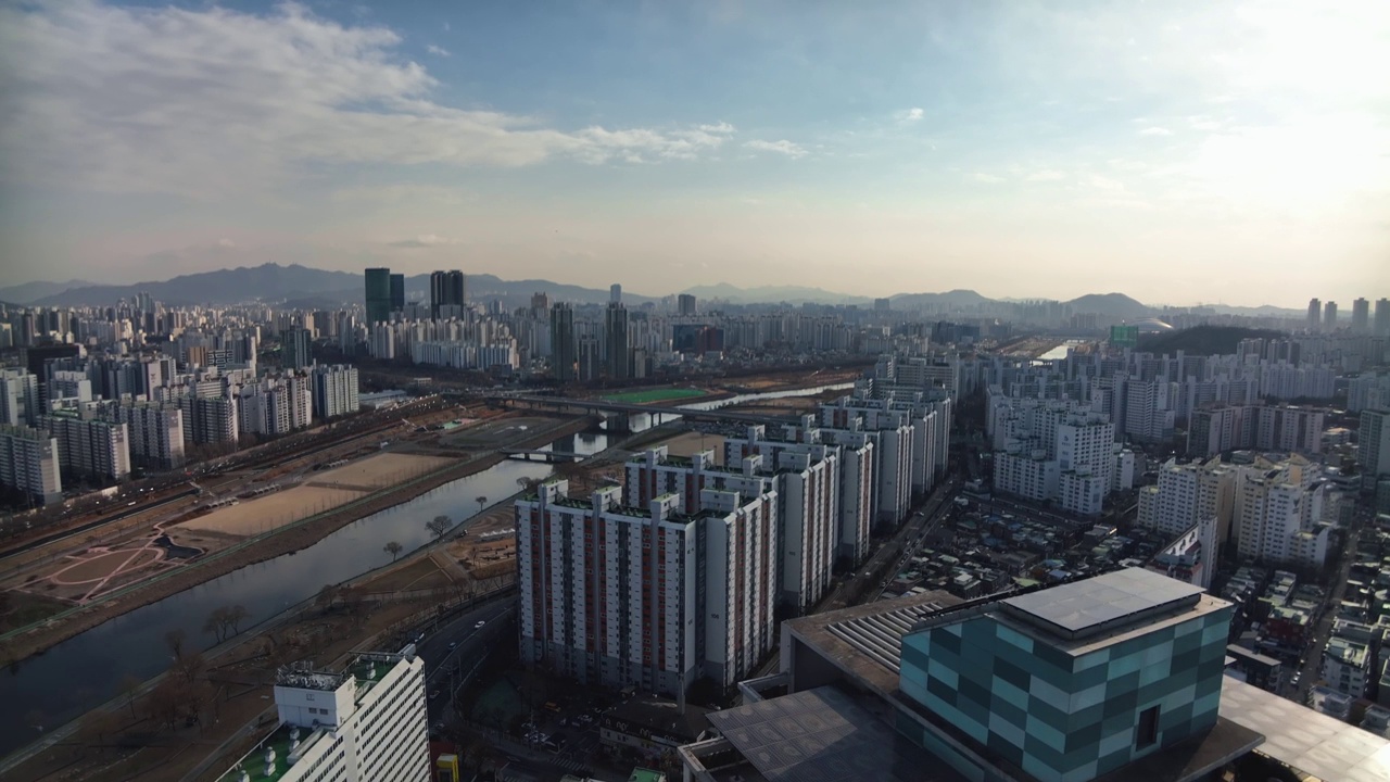 韩国首尔，永登浦区和九老区阳川区附近安阳川川和新井桥附近的公寓大楼和摩天大楼视频素材