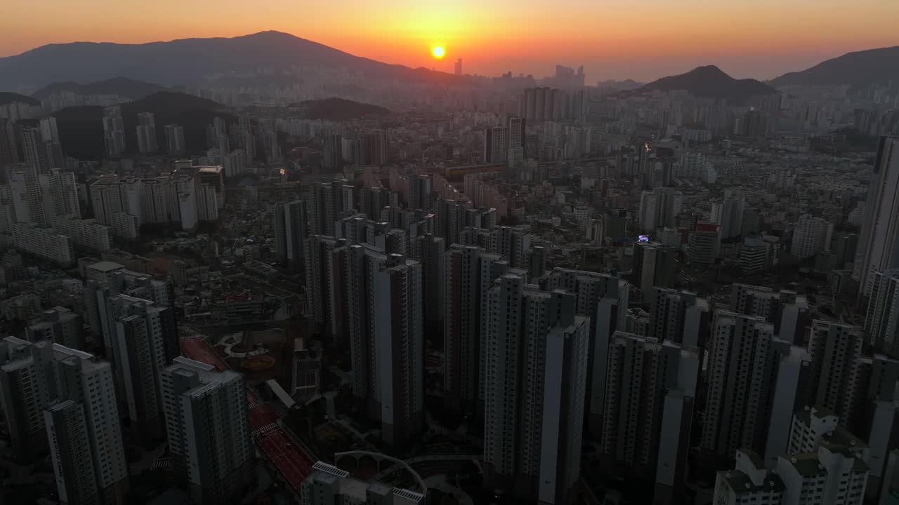 韩国釜山东内区东内站附近的市区风景视频素材