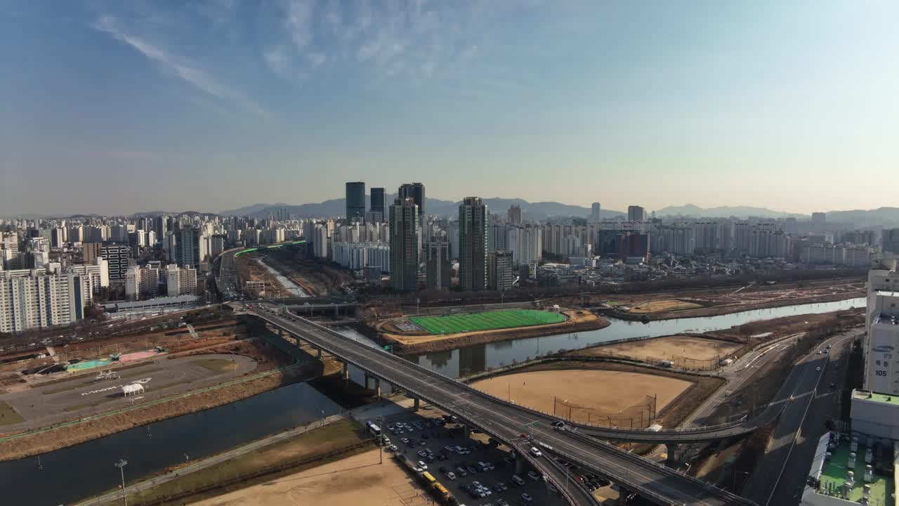 韩国首尔，永登浦区和九老区阳川区附近安阳川川和新井桥附近的公寓大楼和摩天大楼视频素材