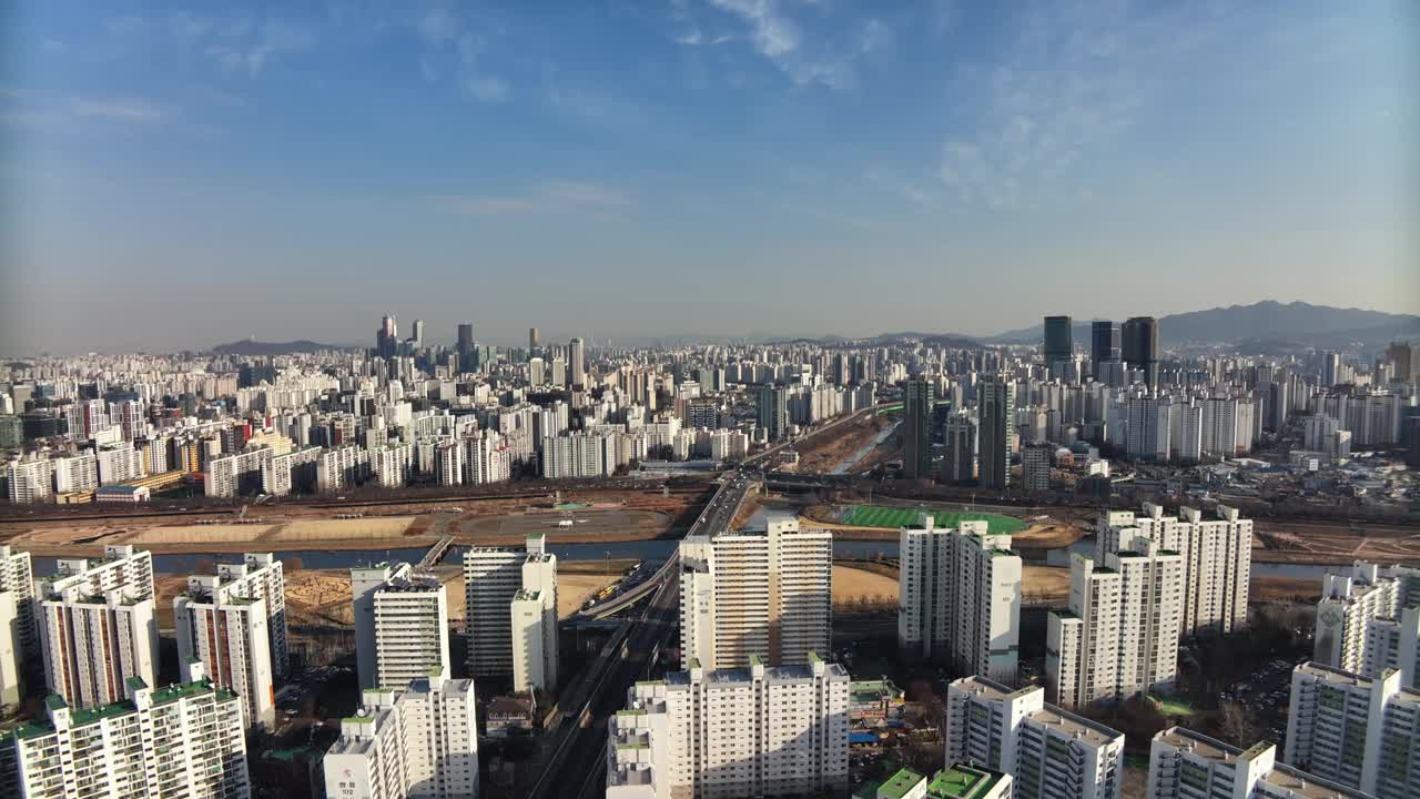 韩国首尔，永登浦区和九老区阳川区附近安阳川川和新井桥附近的公寓大楼和摩天大楼视频素材