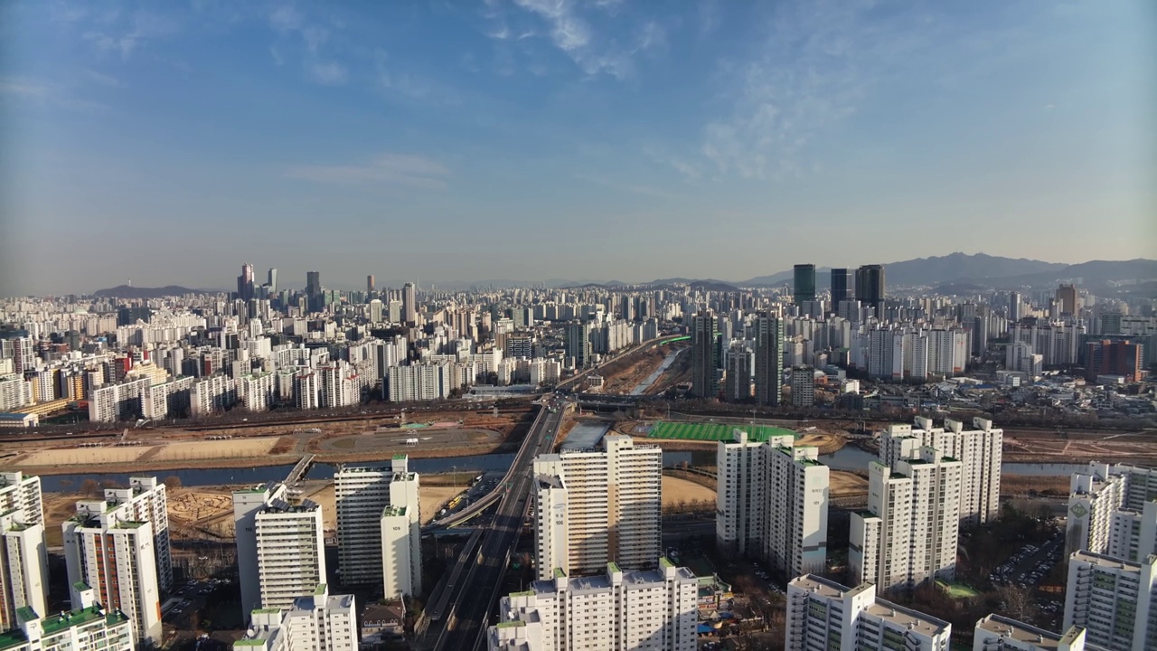 韩国首尔，永登浦区和九老区阳川区附近安阳川川和新井桥附近的公寓大楼和摩天大楼视频素材