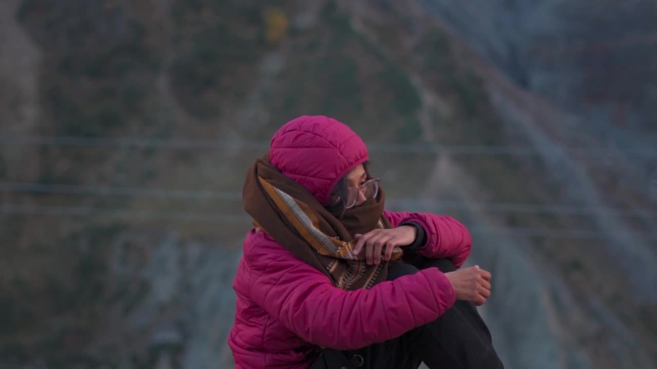 疲惫不堪的印度妇女倚山而坐，试图解决问题。心理健康的概念。生活困难的时刻。女性因情绪精神压力而哭泣。视频素材