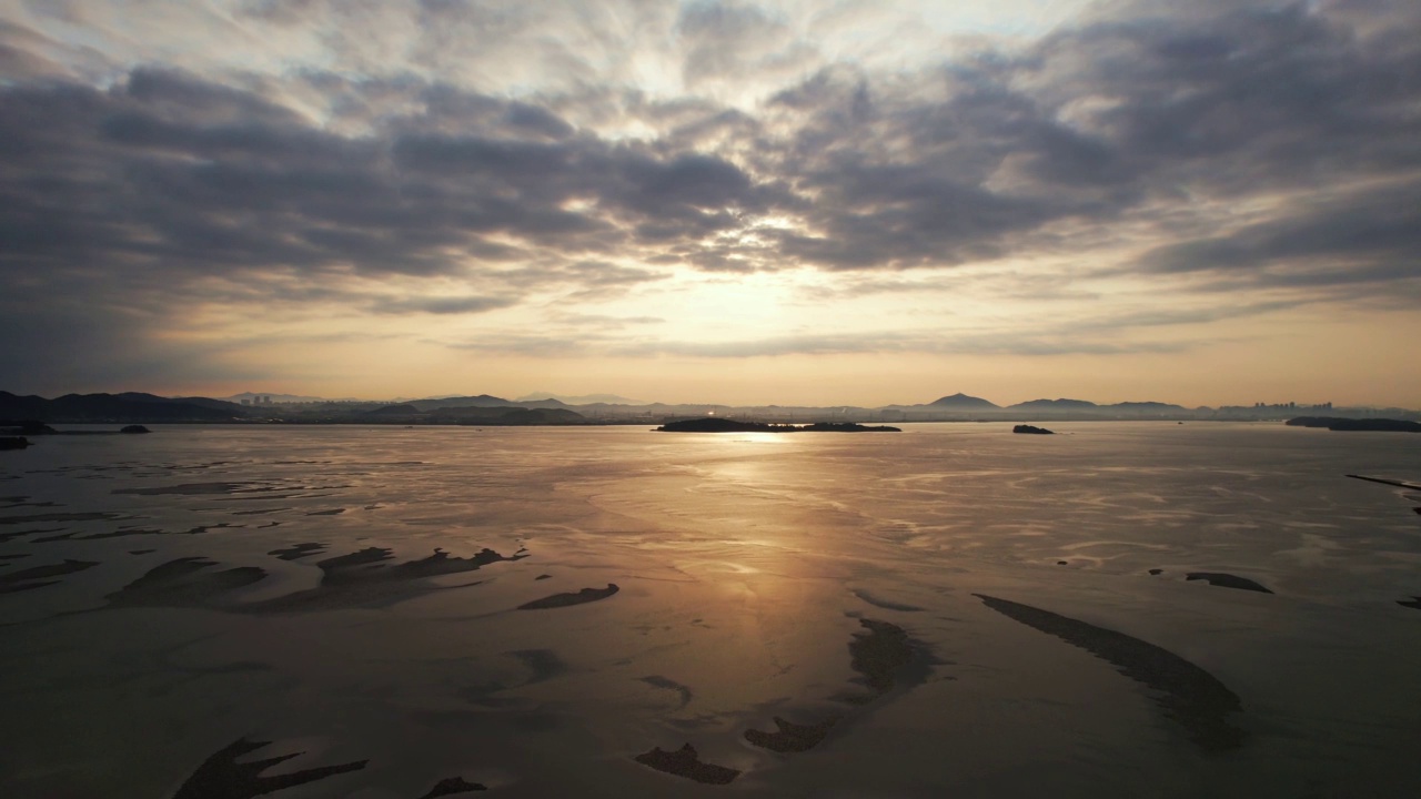 韩国仁川江华郡东岩岛附近的泥地和日落风景视频素材