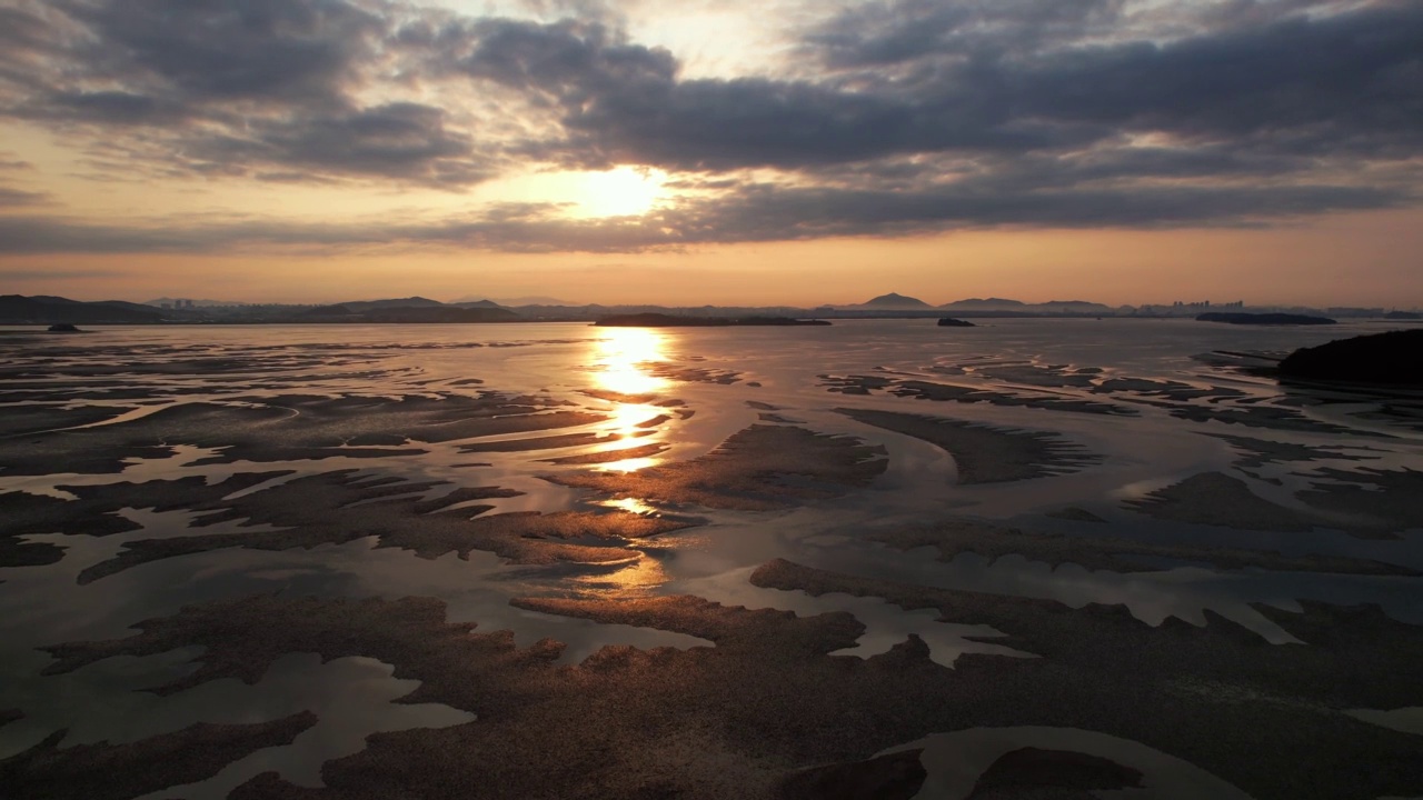 韩国仁川江华郡东岩岛附近的泥地和日落风景视频素材