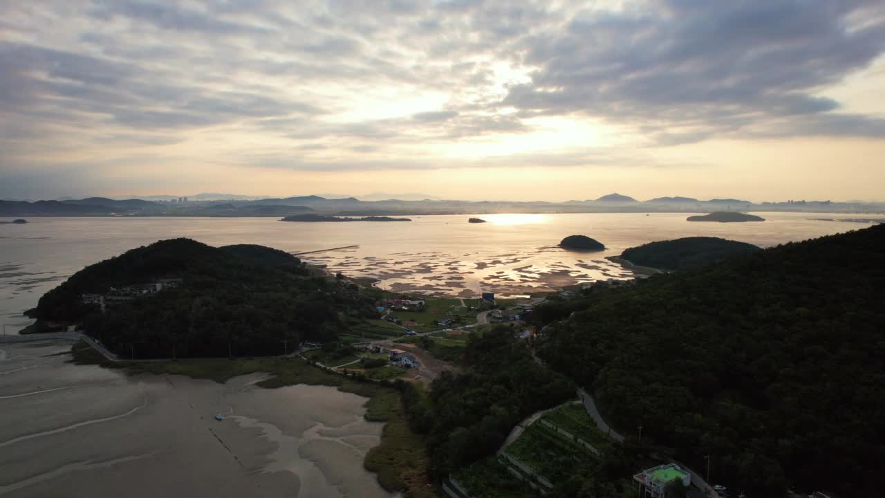 韩国仁川江华郡东岩岛附近的村庄、泥滩和日落风景视频素材