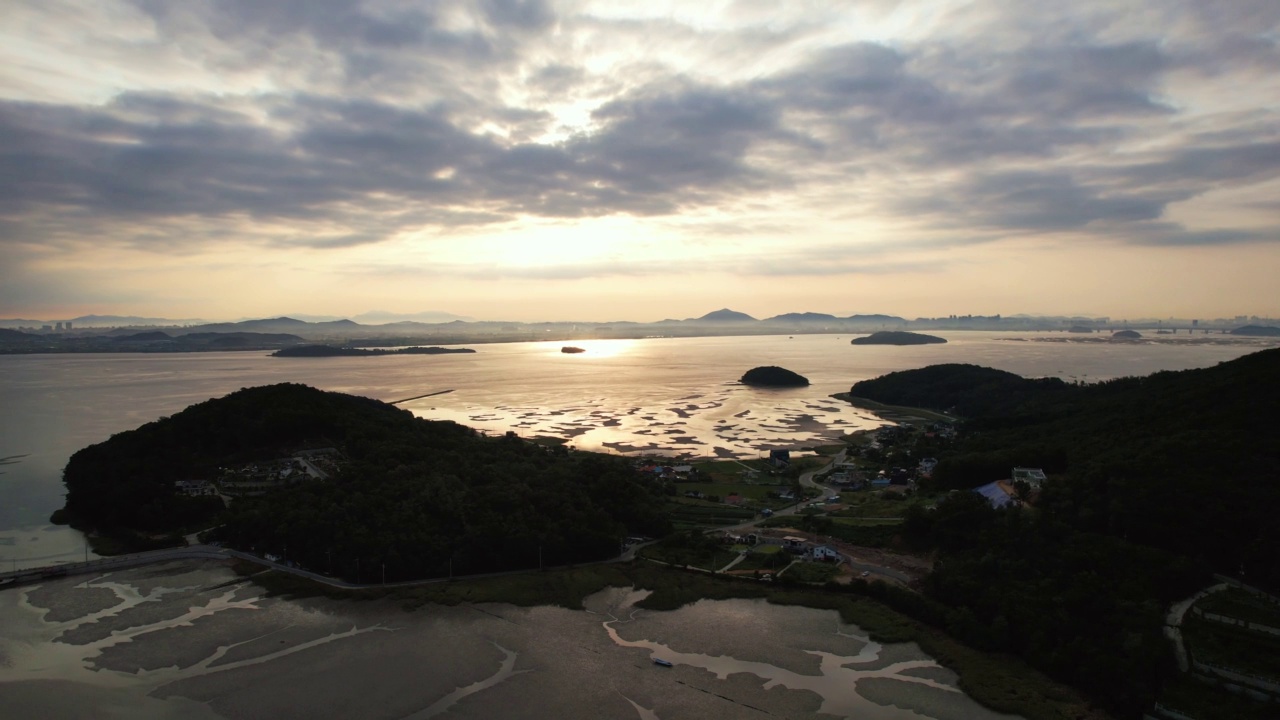 韩国仁川江华郡东岩岛附近的村庄、泥滩和日落风景视频素材