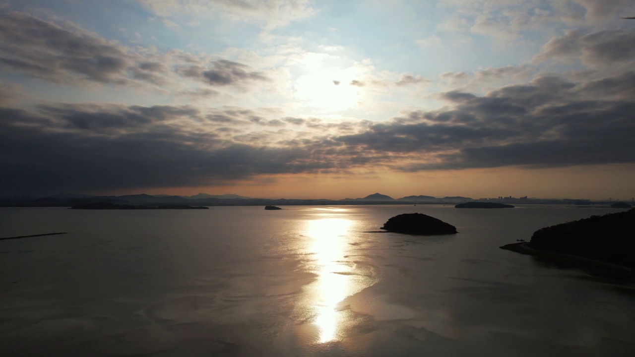 韩国仁川江华郡东岩岛附近的泥地和日落风景视频素材