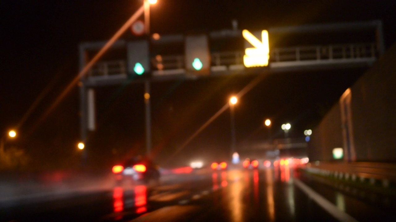 雨夜公路十月视频下载