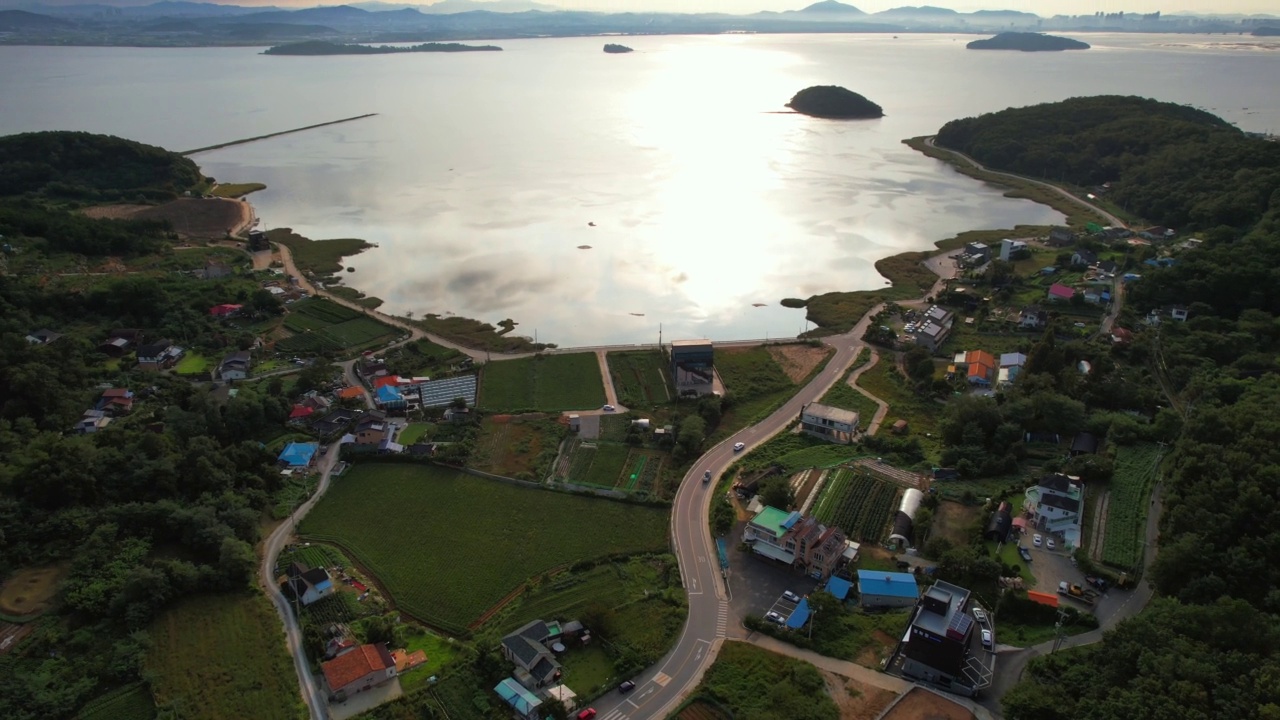 韩国仁川江华郡东岩岛附近的村庄、泥滩和日落风景视频素材