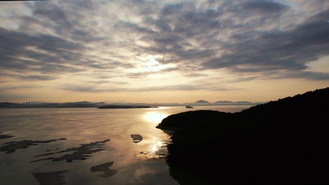 韩国仁川江华郡东岩岛附近的泥地和日落风景视频素材