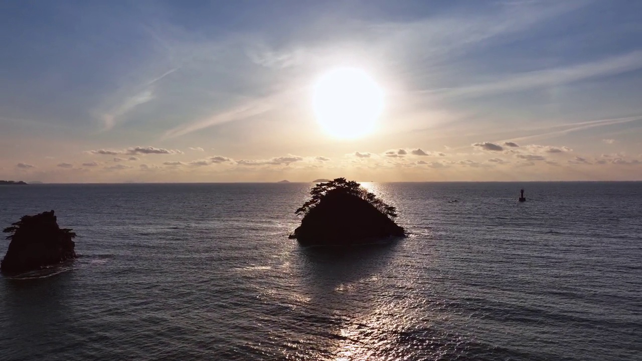 在韩国忠清南道泰安郡安眠岛哈尔米和哈拉比岩附近的日落海景视频素材