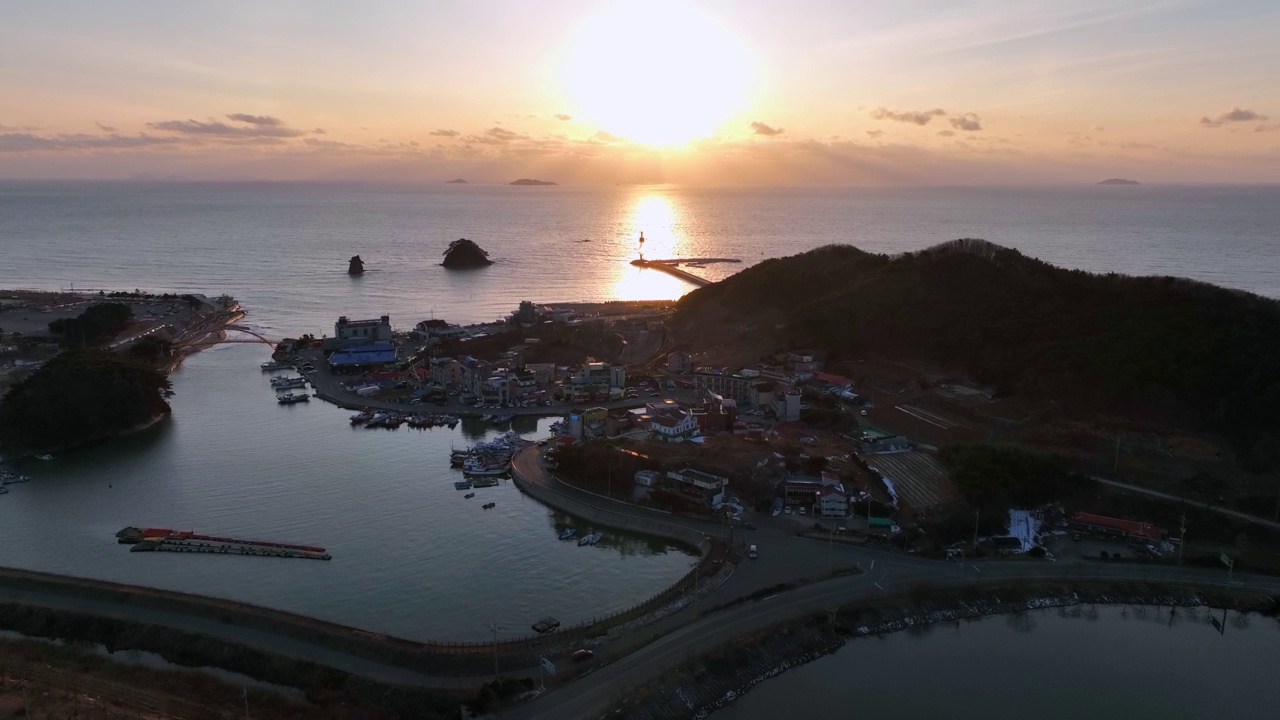 韩国忠清南道泰安郡安眠岛的Kkotji海滩、Bangpohang港和Halmi和harabi岩石附近的日落海景视频素材