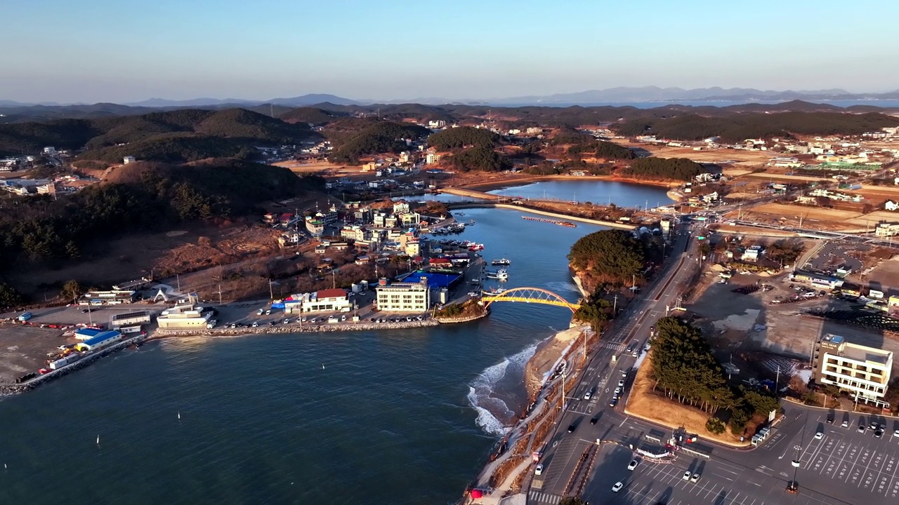 韩国忠清南道泰安郡安眠岛的Kkotji海滩和Bangpohang港附近的日落海景视频素材