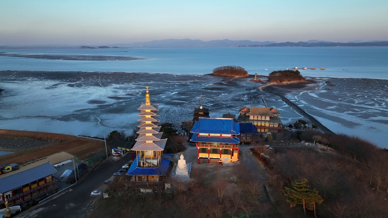 韩国忠清南道泰安郡安眠岛安眠寺的风景视频素材