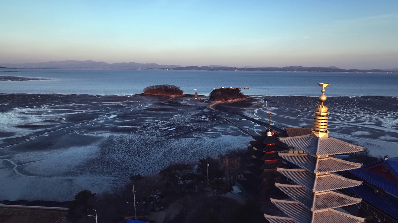 韩国忠清南道泰安郡安眠岛安眠寺的风景视频素材