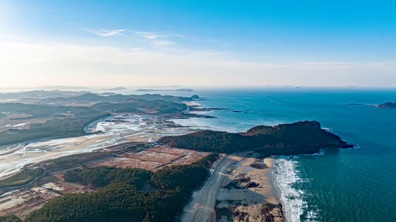 韩国忠清南道泰安郡安眠岛附近的海景和海滩视频素材