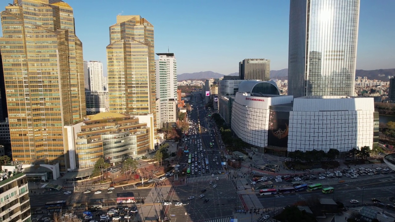 韩国首尔，蚕室区/松坡区，乐天世界大厦附近的城市景观和蚕室(松坡区办事处)站的交叉口视频素材